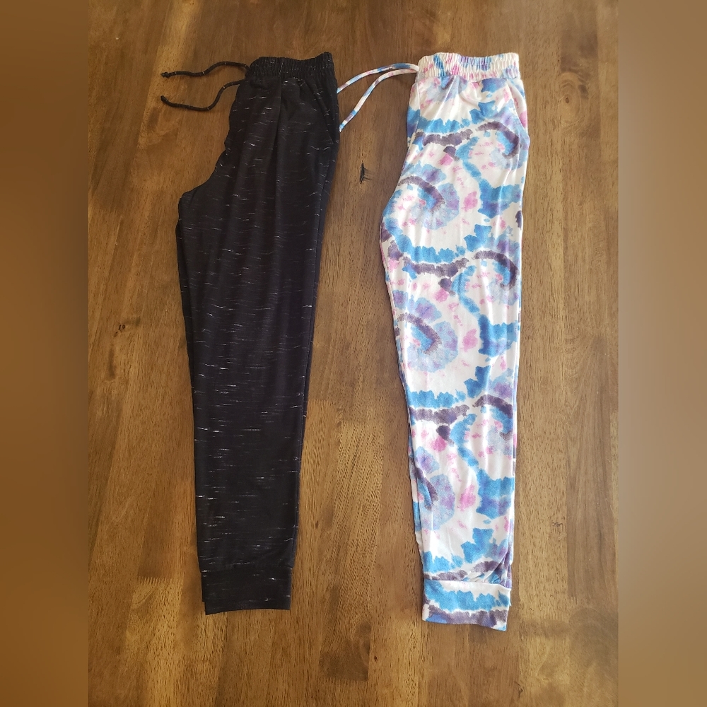 2 pairs of girls joggers